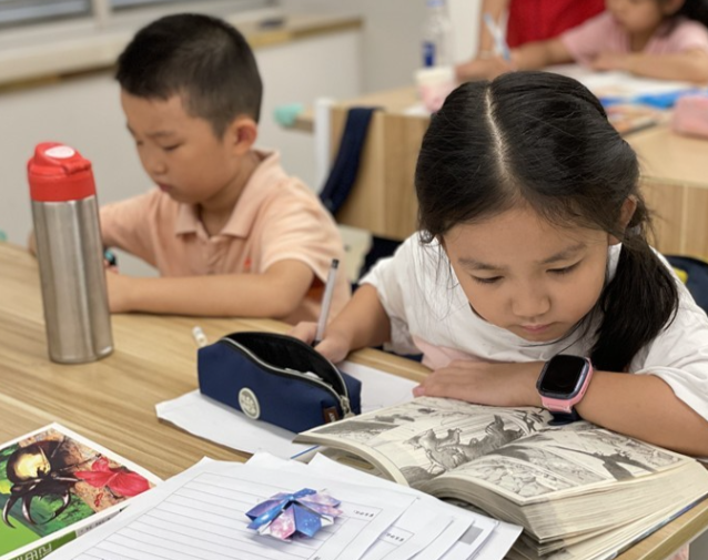 孩子们脱下鞋袜用小手摆整齐欢快地扑向